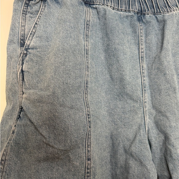 Women's Denim Elastic-Waist Shorts - Light Blue - Picture 3 of 3